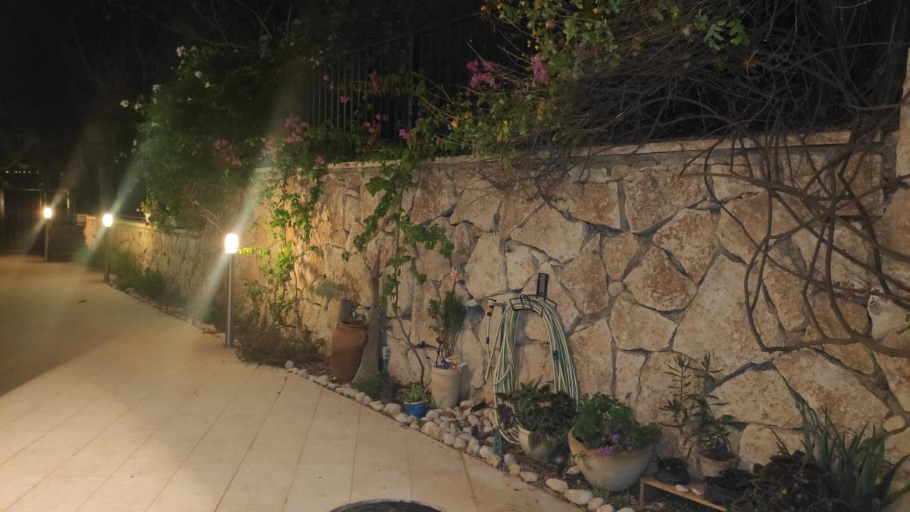 בית האומנים Artist Home Neve Ilan Exteriör bild